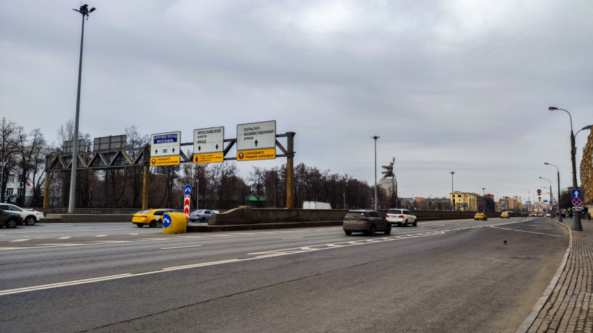 Ярославское направление трассы у проспекта Мира с видом на «Рабочего и колхозницу»