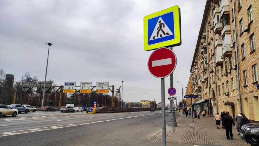 Пешеходная зона у проспекта Мира с дорожными ограничительными знаками