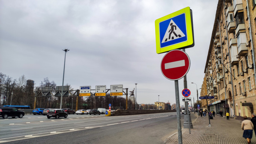 Тротуар у проспекта Мира и дорожные указатели на выезд в сторону Ярославля