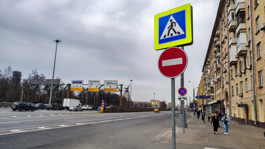 Пешеходный переход и запрет въезда у жилой застройки на проспекте Мира
