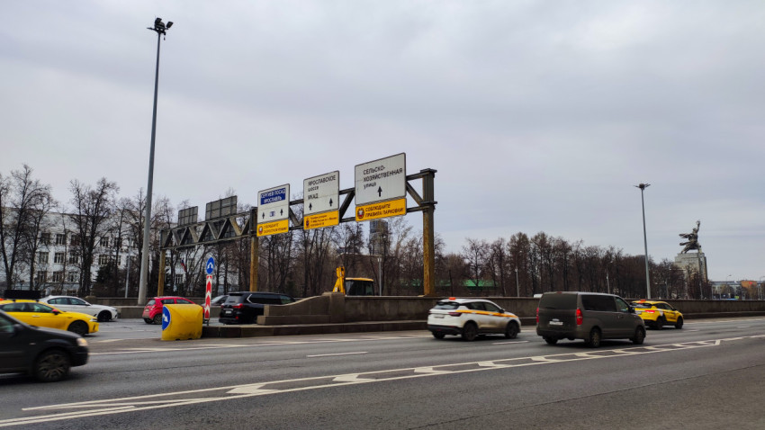 Поток автомобилей у съезда на Ярославское шоссе с панорамным видом на монумент