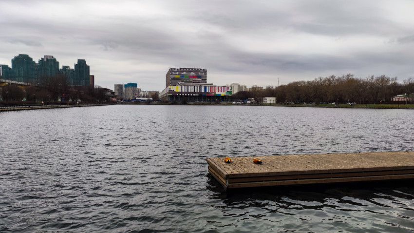 Вид на Дом культуры «Останкино» через Останкинский пруд