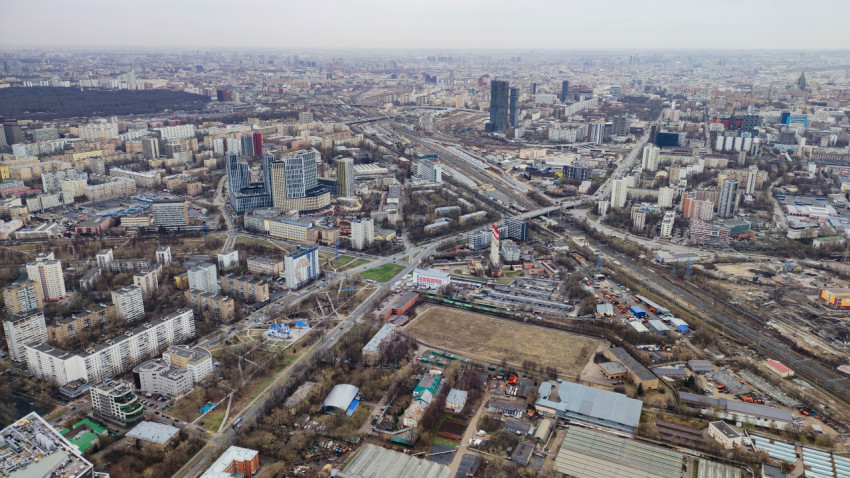 Вид на железнодорожные пути и жилую застройку Москвы с высоты Останкинской телебашни