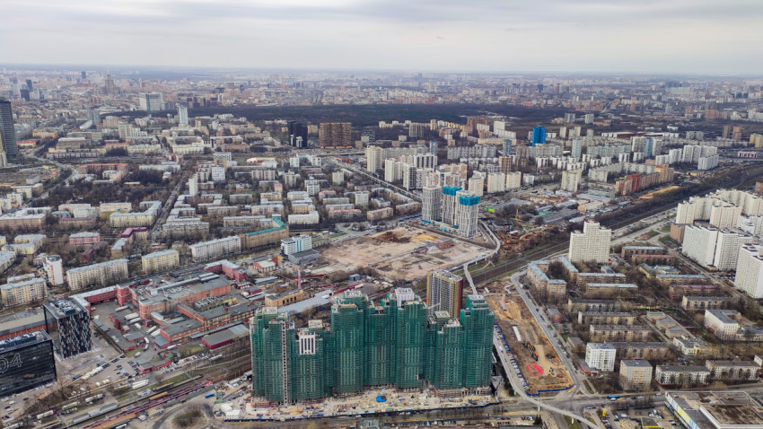 Панорамный вид жилых районов Москвы с высоты Останкинской телебашни