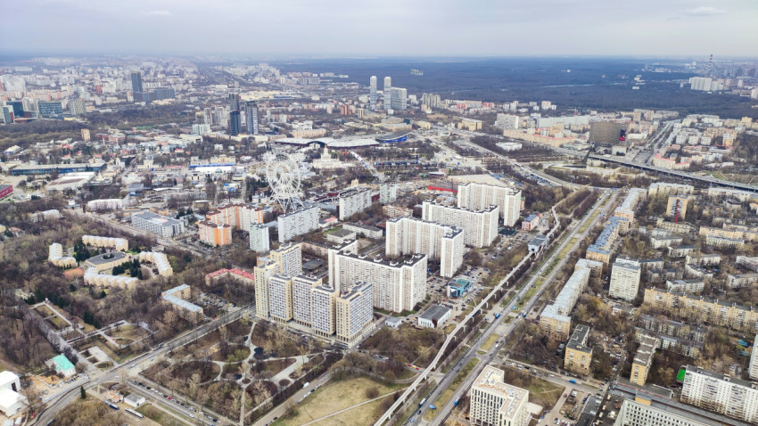 Панорамный вид на ВДНХ и колесо обозрения с высоты