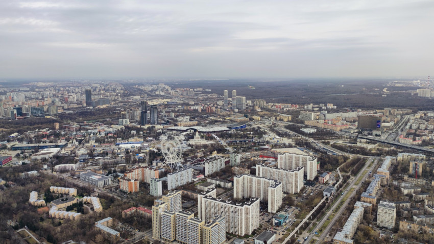 Вид на ВДНХ и жилые районы Москвы с высоты Останкинской башни