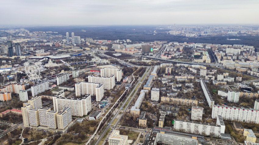 Панорамный вид на жилые кварталы и ВДНХ с Останкинской башни