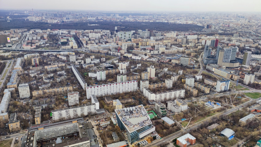 Панорама Москвы с жилыми кварталами и зелёными массивами