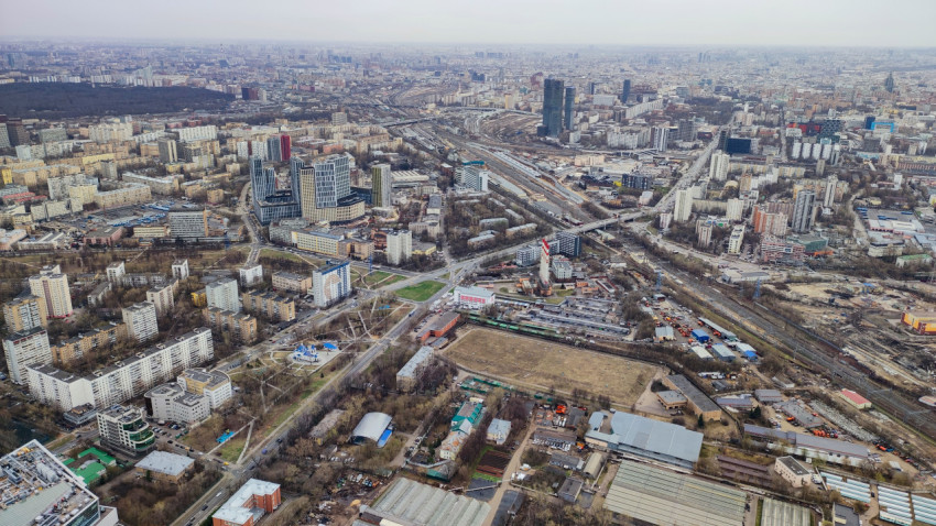 Панорама железнодорожных узлов и жилых кварталов Москвы с Останкинской башни
