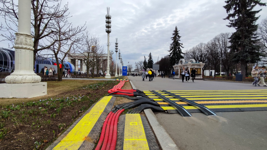 Пешеходная аллея ВДНХ с временными кабельными коробами