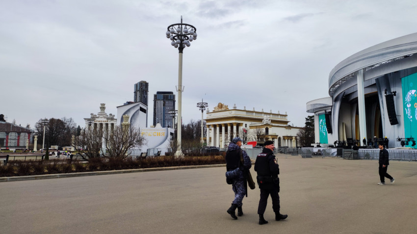 Павильоны ВДНХ и сценическая площадка на территории выставочного комплекса