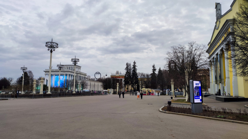 Центральная аллея ВДНХ с павильоном и декоративными колоннадами
