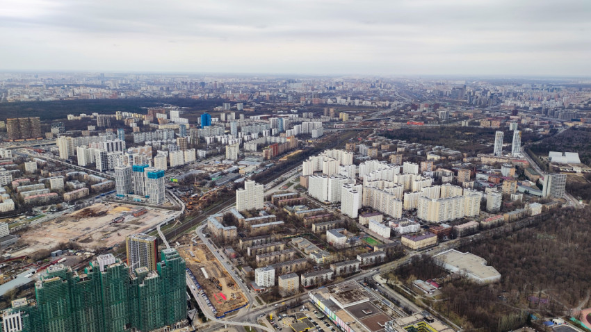 Панорама жилых районов Москвы со смотровой площадки Останкинской башни