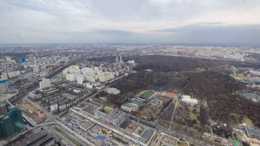 Панорама Москвы со смотровой площадки Останкинской башни с видом на парк