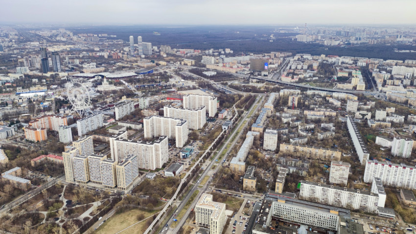 Вид на ВДНХ и монорельс с высоты Останкинской башни