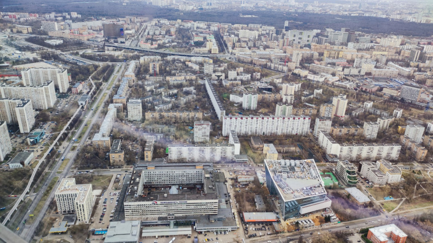 Панорамный вид на кварталы Москвы с Останкинской башни