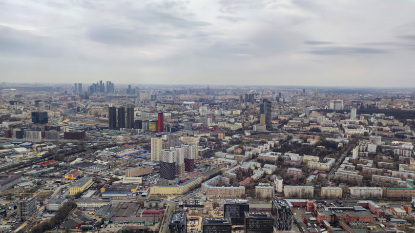 Панорама жилых кварталов и делового центра Москвы со смотровой площадки Останкинской башни