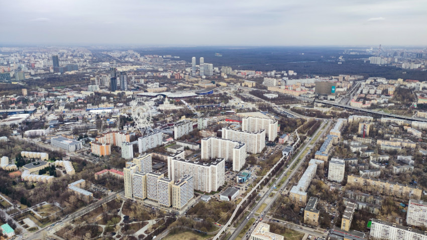 Панорама Останкинского района с видом на колесо обозрения и жилую застройку