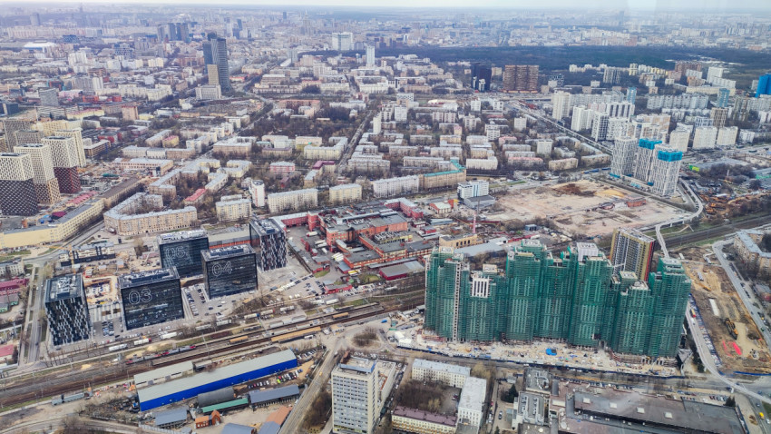 Жилая застройка и коммерческие корпуса у железнодорожных путей в Москве