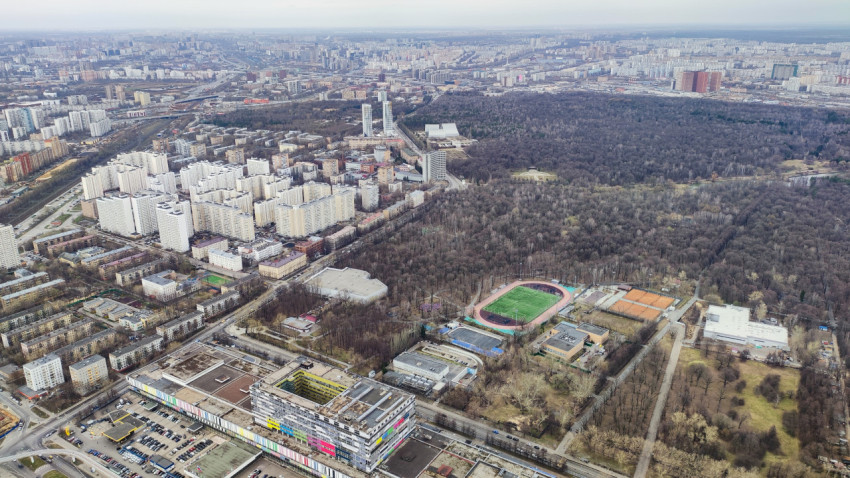 Жилой район и лесопарк Москвы, снятые с высоты Останкинской башни