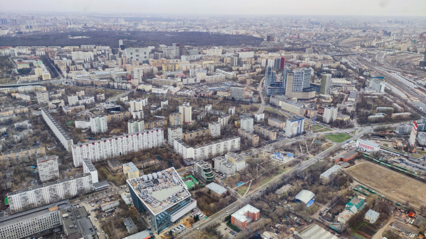 Вид на жилые кварталы и лесопарк Москвы с Останкинской телебашни