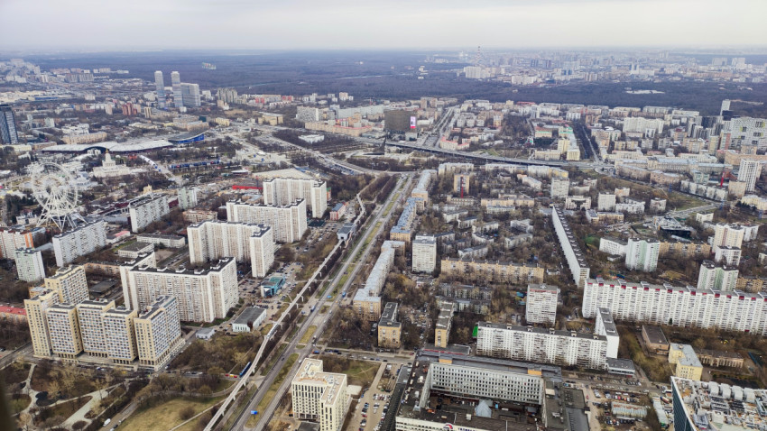 Панорама северных районов Москвы с видом на ВДНХ и жилые массивы