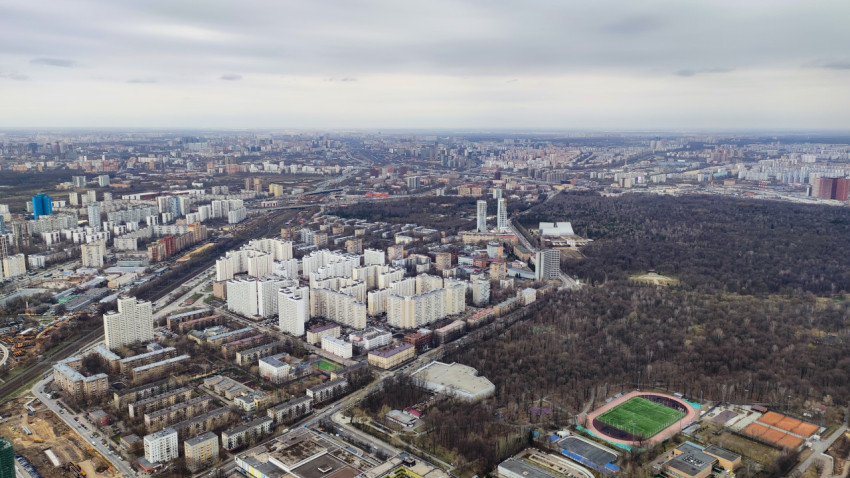 Вид на жилые районы и лесопарк Москвы с Останкинской телебашни
