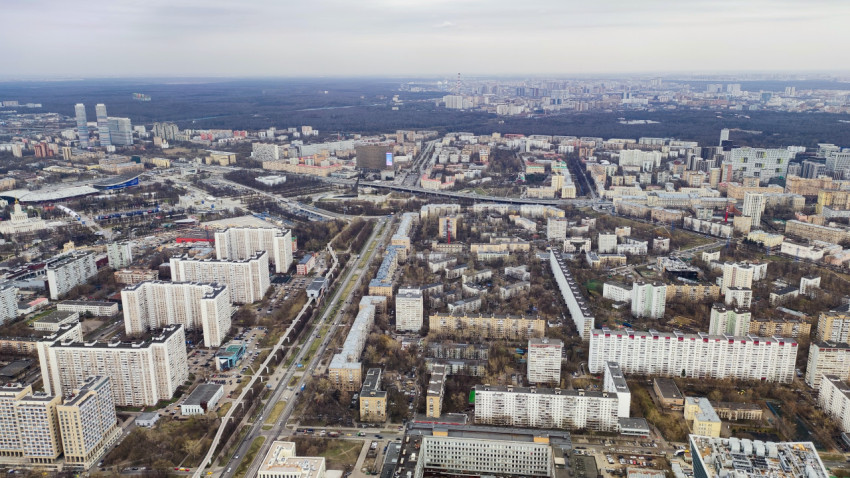 Панорама северных районов Москвы с жилыми кварталами и лесопарками