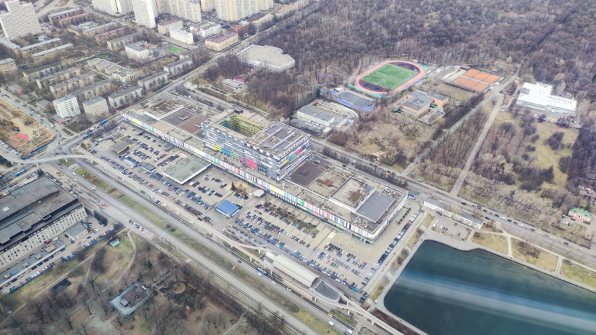 Парковая территория и жилые кварталы Москвы под обзором Останкинской телебашни