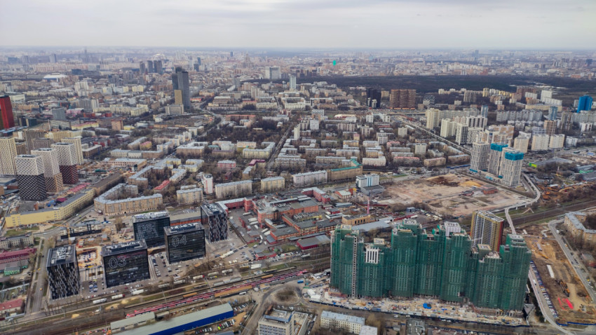 Вид на жилые и деловые районы Москвы с высоты Останкинской телебашни