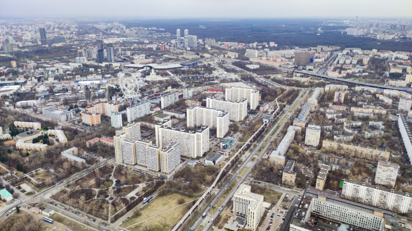 Вид на ВДНХ и жилые районы Москвы с высоты Останкинской телебашни