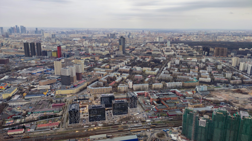 Вид на деловую и жилую застройку Москвы с высоты Останкинской телебашни