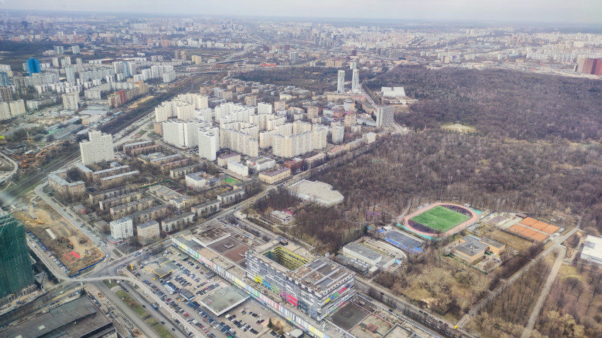 Вид на лесопарк и жилые районы Москвы с высоты телебашни