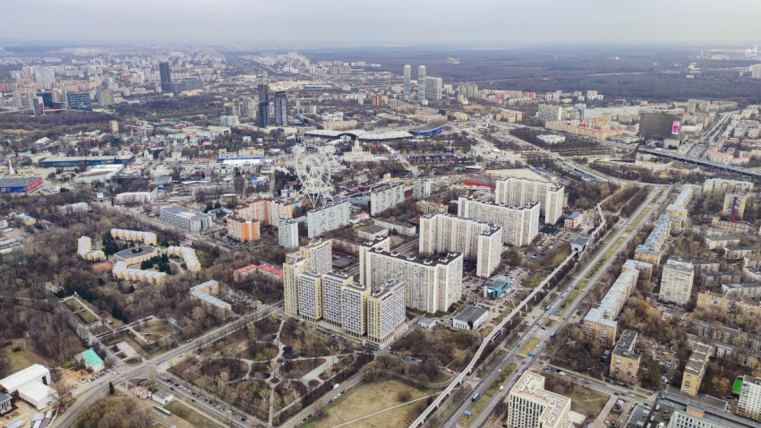 Вид на ВДНХ и прилегающие жилые районы Москвы с высоты телебашни