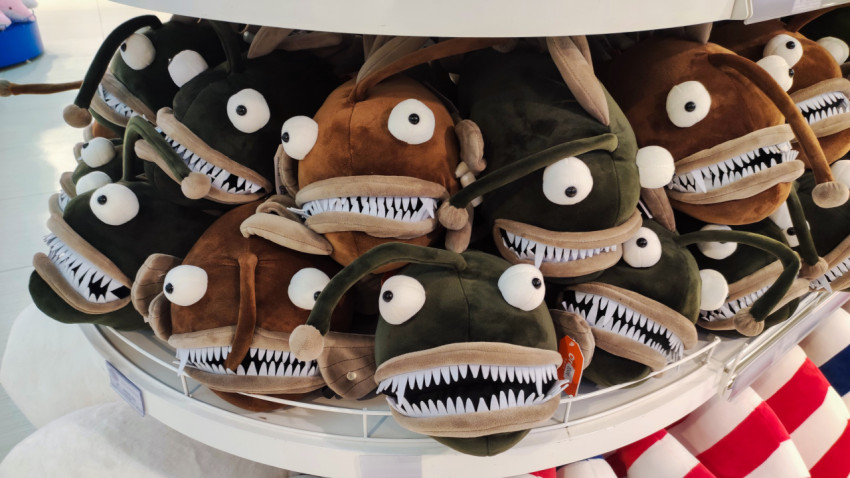 Мягкие игрушки в виде глубоководных рыб