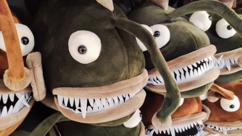 Плюшевые рыбы-удильщики в сувенирной зоне