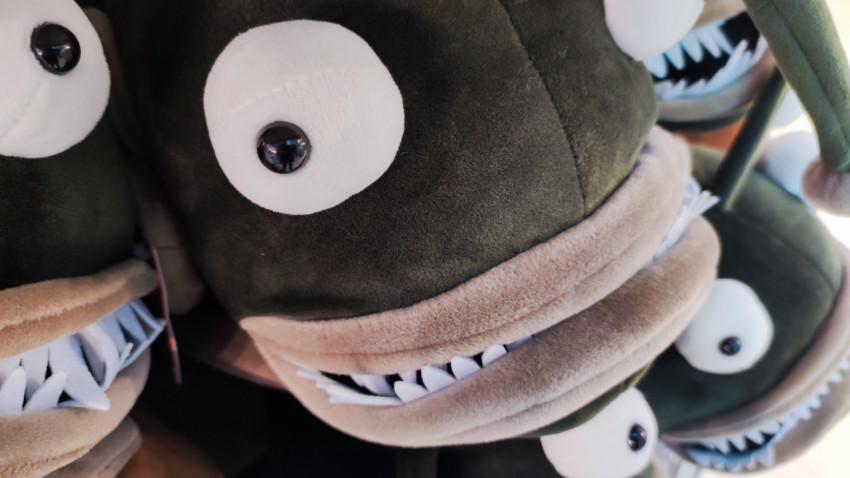 Плюшевая игрушка-удильщик крупным планом