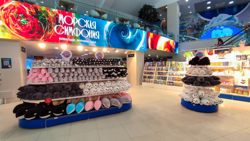 Торговая зона с сувенирами и символикой океанариума