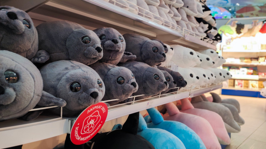 Мягкие игрушки-тюлени на полках сувенирного магазина