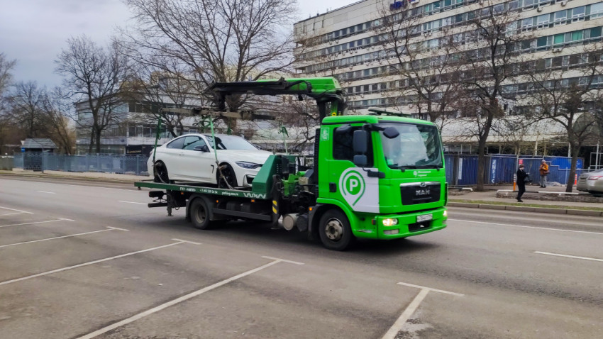 Эвакуатор MAN перевозит легковой автомобиль