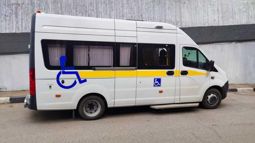 Микроавтобус для перевозки людей с инвалидностью на городской улице