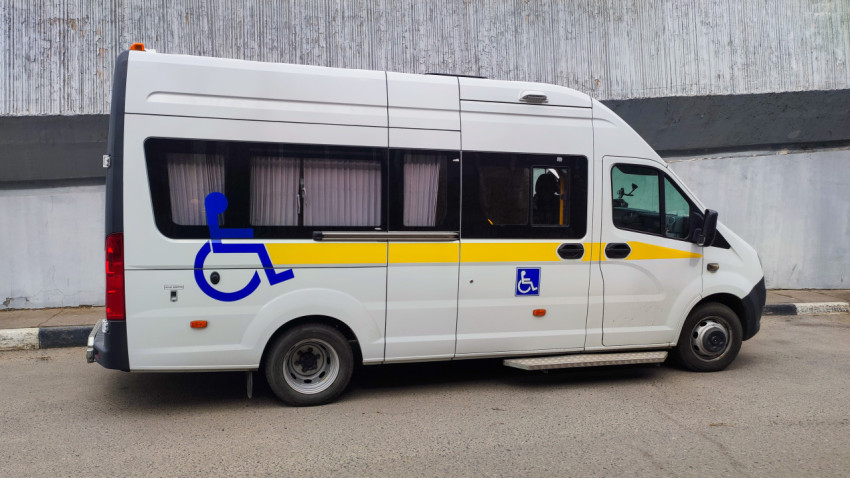 Микроавтобус с символикой доступности для маломобильных пассажиров