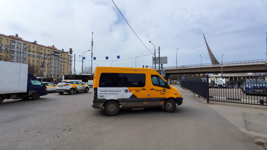 Специальный автомобиль сервиса такси на городском перекрёстке