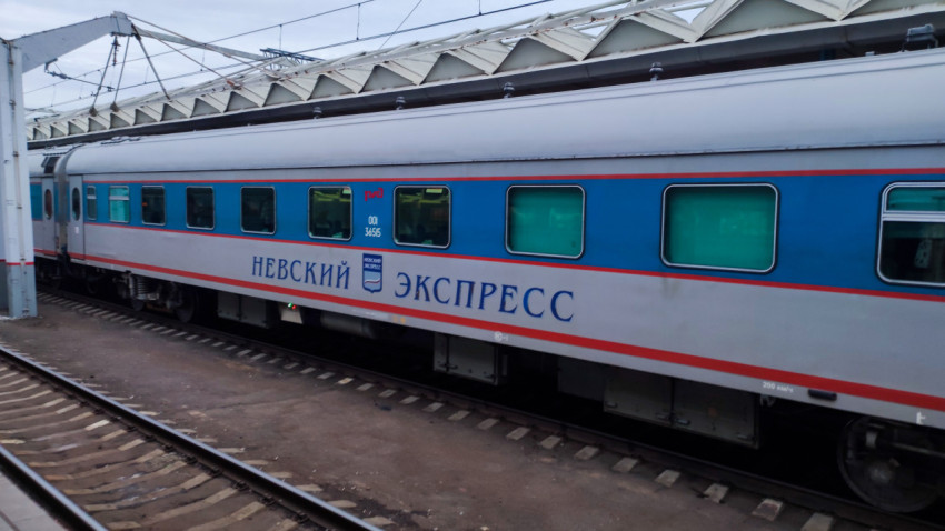 Поезд «Невский экспресс» у платформы Ленинградского вокзала