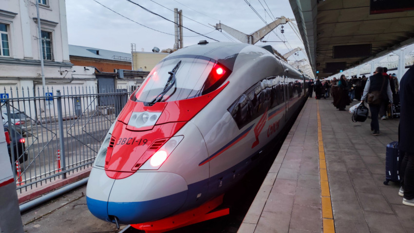 Скоростной поезд «Сапсан» на перроне железнодорожного вокзала