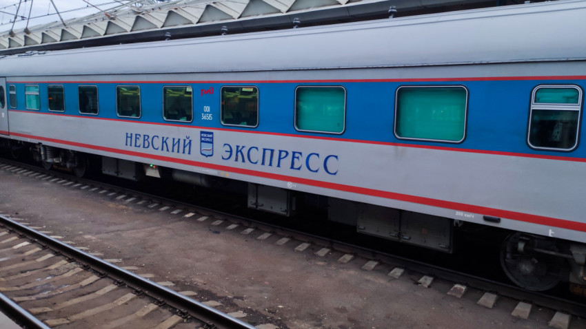 Поезд «Невский экспресс» на железнодорожной платформе