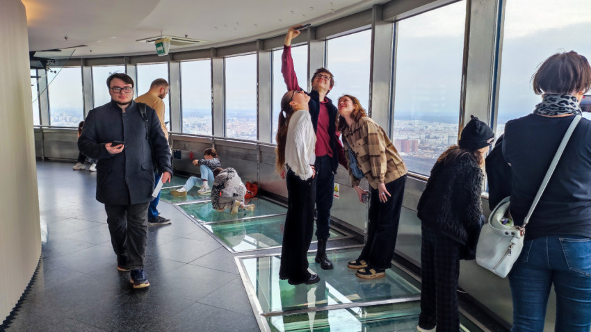 Посетители на смотровой площадке Останкинской телебашни с прозрачным полом