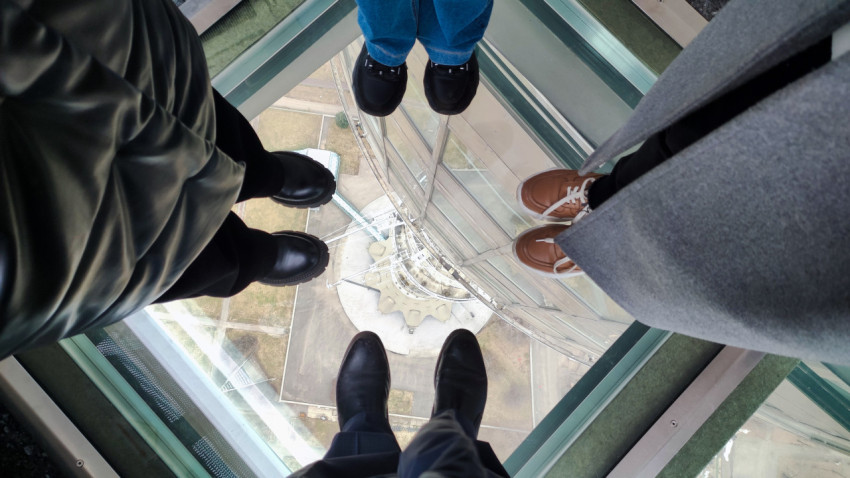 Стеклянный пол обзорной площадки Останкинской башни с видом вниз