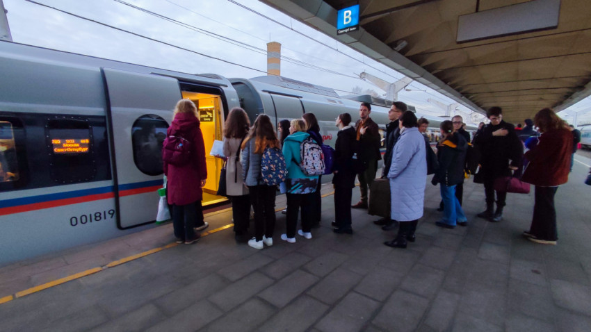 Посадка пассажиров в скоростной поезд на платформе