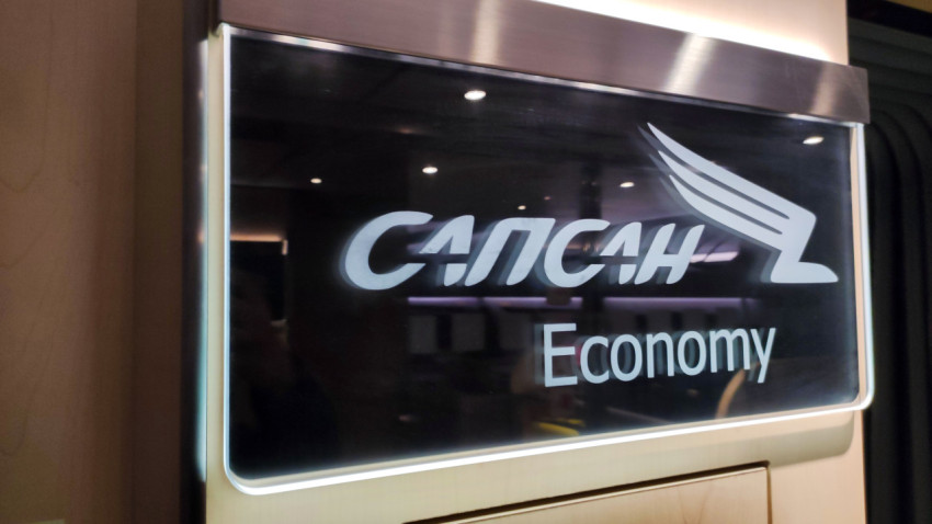 Логотип «Сапсан» в вагоне поезда